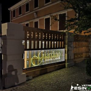 insegna luminosa in vetro con logo sabbiato presso ristorante "Giardino" di Ancona (ACCESO)