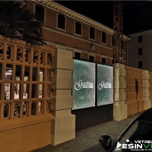 insegna luminosa in vetro con logo sabbiato presso ristorante "Giardino" di Ancona (ACCESO)