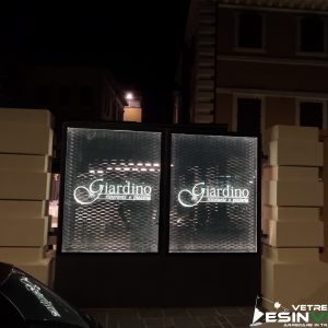 insegna luminosa in vetro con logo sabbiato presso ristorante "Giardino" di Ancona (ACCESO)