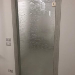 porta in vetro con sabbiatura