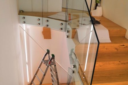 parapetto scala interna con fissaggio puntuale vetreria esinvetro Jesi parapetto scala interna con fissaggio puntuale vetreria esinvetro Jesi