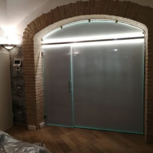 vetrata con porta battente con illuminazione a Led | vetreria Esinvetro Jesi