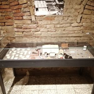 teca in vetro presso museo fondazione cassa di risparmio di Jesi