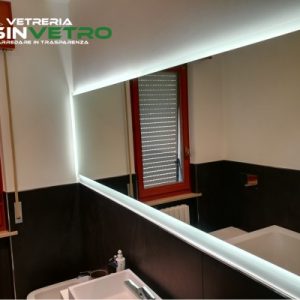 specchio con illuminazione a led (acceso)