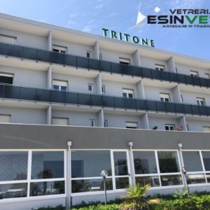 parapetti e vetri termici su serramenti Hotel tritone Senigallia (AN)